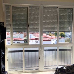 Ventanal de balcon con ventanas correderas de Aluminios Lito